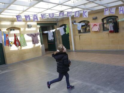 "Las mujeres paran", se puede leer en un colegio de San Sebastián durante el Día de la Mujer.