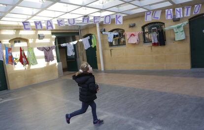 "Las mujeres paran", se puede leer en un colegio de San Sebastián durante el Día de la Mujer.