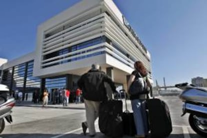 Varias personas en la nueva terminal de transporte marítimo de corta distancia del Puerto de Barcelona, en cuyas obras ha invertido el grupo naviero Grimaldi 20 millones de euros, y que hoy ha sido inaugurada.