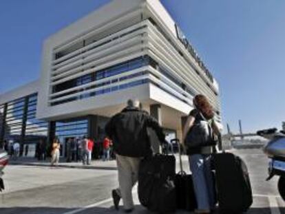 Varias personas en la nueva terminal de transporte marítimo de corta distancia del Puerto de Barcelona, en cuyas obras ha invertido el grupo naviero Grimaldi 20 millones de euros, y que hoy ha sido inaugurada.