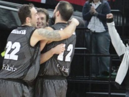 Jugadores del Bilbao Basket felicitan a Rául López tras encestar el triple que forzó la prórroga.