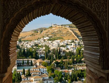 Vista del Albaicín y el Sacromonte desde los Palacios Nazaríes de la Alhambra. 