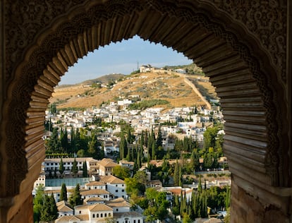 Vista del Albaicín y el Sacromonte desde los Palacios Nazaríes de la Alhambra.