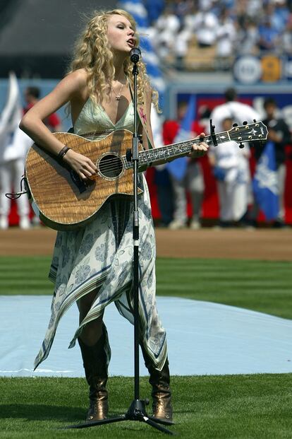 Hubo un tiempo en el que Taylor no dejaba sus botas cowboy ni a sol ni a sombra. Las llevaba con todo tipo de vestidos y en cualquier ocasin. Nadie imaginaba que a?os ms tarde seran sustituidas por taconazos y zapatos de bibliotecaria.