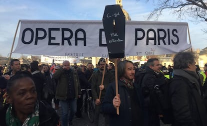 Trabajadores de la Ópera de París, en una manifestación.