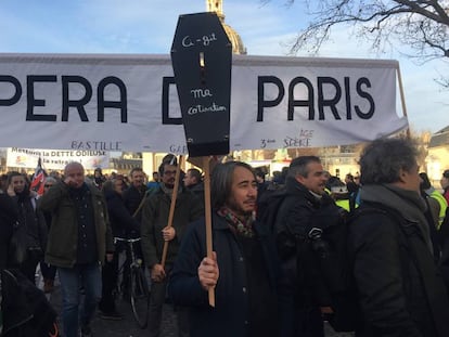 Trabajadores de la Ópera de París, en una manifestación.