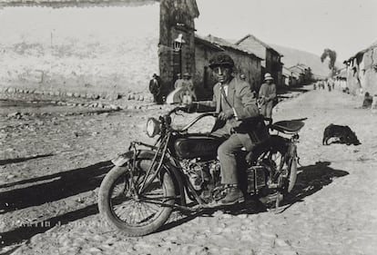 Autorretrato con la moto de Mario Pérez Yánez, Cuzco, 1934. 