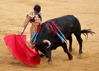 López Chaves torea sobre la mano derecha a uno de los toros de Valdellán.