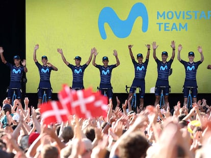 Los ocho corredores del Movistar, en la presentación del Tour en el Tivoli de Copenhague.