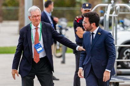 El presidente de la Generalitat, Pere Aragonès (d), saluda al concejal electo de Junts, Xavier Trias (i), a su llegada a las jornadas del Círculo de Economía, hace una semana.