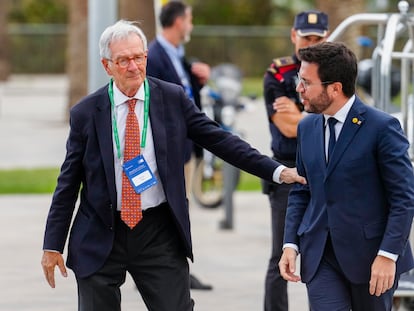 El presidente de la Generalitat, Pere Aragonès (d), saluda al concejal electo de Junts, Xavier Trias (i), a su llegada a las jornadas del Círculo de Economía, hace una semana.