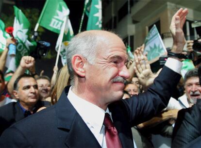 Papandreu saluda a sus seguidores ante la sede de su partido en Atenas tras conocer su victoria.