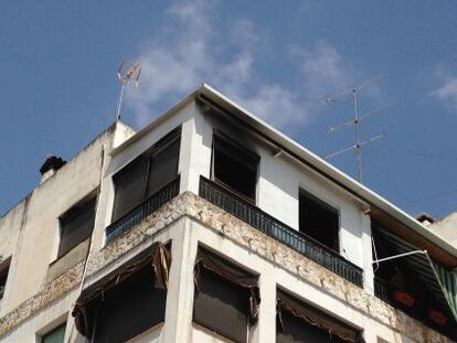 Edificio de Serra donde se declar&oacute; el incendio que acab&oacute; la vida de Dolores Moya. La vivienda ocupaba el &uacute;ltimo piso.