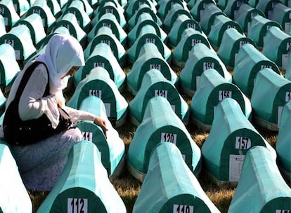 Una mujer llora frente a una tumba en el Centro Memorial Potocari durante el funeral de 308 personas  asesinadas en Sbrenica.