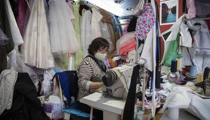 Un taller de costura en el mercat del barri de La Florida de l'Hospitalet del Llobregat.