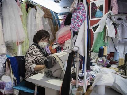 Un taller de costura en el mercat del barri de La Florida de l'Hospitalet del Llobregat. 