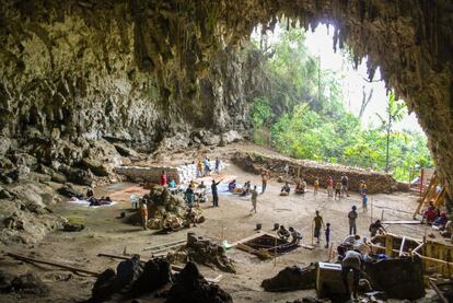 Caverna de Lian Bua en la que se encontr&oacute; la mujer de Flores