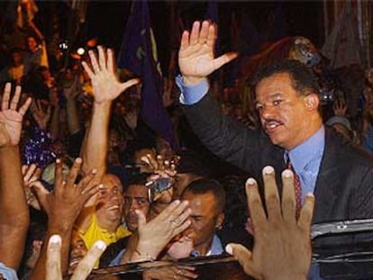 El candidato del Partido de la Liberación Dominicana, Leonel Fernández, saluda a sus partidarios en Santo Domingo.