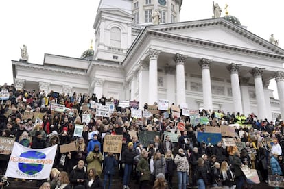 Marcha de jóvenes por el clima junto a la catedral de Helsinki (Finlandia).