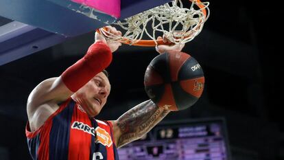 El alero letón del Baskonia Janis Timma machaca la canasta ante el Real Madrid.