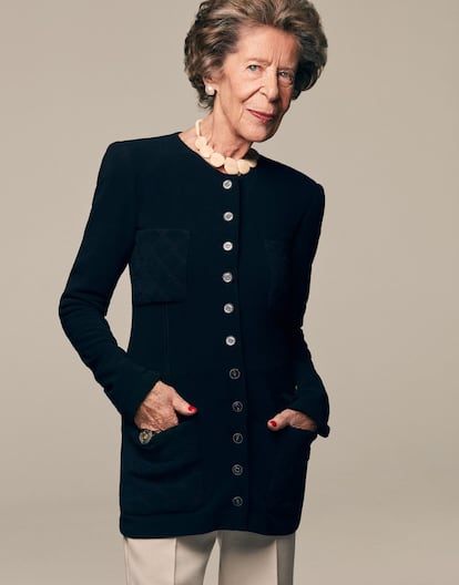 <p>Carmen Coello de Portugal cumple 92 años en julio, pero tiene la vitalidad de alguien 20 años más joven. Disfruta de una cerveza mientras observa las prendas con las que va a posar. “Esa chaqueta es monísima”, dice señalando un modelo negro de Chanel. “Es el color con el que vestí toda mi vida. Antes no podíamos ir de colores. Se consideraba ordinario. Por suerte, hoy van como quieren”.</p><br> <p>Coello de Portugal fue una mujer adelantada a su tiempo. “En mi época, no podíamos trabajar de casi nada, pero sí como enfermeras. Damas de la Cruz Roja lo llamaban”. A eso se dedicó hasta los 26. “Aquel año me compré una Vespa y planeaba viajar a Italia con una amiga…”, recuerda emocionada. “Pero me casé”, ríe. Ahora, viuda desde hace años, se siente arropada por sus tres hijas, sus cinco nietos y su bisnieto. “¡Soy bisabuela!”. Vive con su perra <i>Pirula II</i>. “<i>Piru</i> para los amigos, porque lo de <i>Pirula</i>…, la gente piensa en otra cosa”, bromea.</p><br> <p>Aunque nació en Madrid, sus padres eran andaluces. De pequeña, solía ir con su abuelo a recoger olivas. Hoy tiene sus propios olivares, por donde todavía conduce —su gran pasión— cuando va a la recolecta. “Aquello forma parte de mi vida”.</p><br> <p>Después de posar, curiosea las fotos en el ordenador. “¿Me podéis quitar estas arrugas?”, pregunta riendo. Tiene un gran sentido del humor. Tanto, que días después de esta sesión, envía un audio por whatsapp: “No me suelo meter en política, pero olvidé decir algo importante, a ver si se puede incluir: Mi hombre fuerte es Mariano Rajoy”.</p><br> — <b><p>CRÉDITOS MODA:</b> Chaqueta de crepé negra de Chanel, pantalón de pinzas beis de Cortefiel y sus propias joyas.</p>
