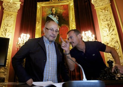 El anterior alcalde socialista, Francisco Rodríguez, y el director de comunicación, Luis Congil.