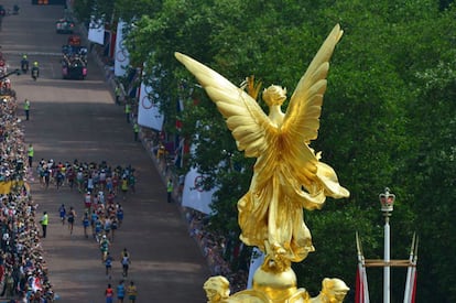 Los corredores, en las cercanías de Buckingham, con la cúspide del monumento a la Reina Victoria en primer término.