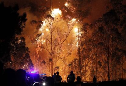 La Guàrdia Civil impedeix l'accés a la parròquia de Chandebrito, on han aparegut dues persones calcinades en l'incendi que manté aïllada la localitat de Pontevedra.