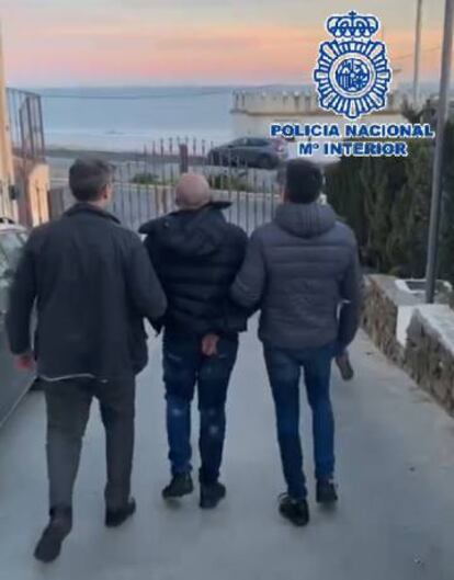 Momento de la detención de uno de los fugitivos.