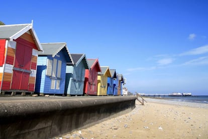 Al norte del condado costero de Norfolk las huellas de la época victoriana se mantienen en la playa de Cromer. No solo por sus casetas de madera, habituales entonces para preservar el decoro, sino también por <a href="https://www.cromerpier.co.uk/" target="_blank">su clásico muelle de madera,</a> con puestos de comida y un teatro en el que se celebran espectáculos. Cromer, unos 220 kilómetros al noreste de Londres, es uno de los sitios más populares para el veraneo de las familias inglesas, y es también muy conocido por el sabor de sus cangrejos, pescados en la zona desde hace siglos. Más información: <a href="https://www.explorenorfolkuk.co.uk/cromer-beach.html" target="_blank">explorenorfolkuk.co.uk</a>