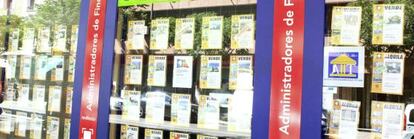 Un escaparate de una inmobiliaria en Madrid