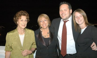 Bachelet junto a su madre, su primog&eacute;nito y su nuera.