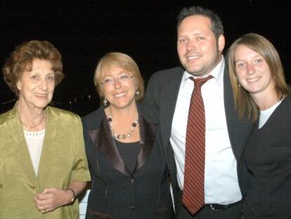 Bachelet junto com sua mãe, o filho mais velho e a nora.