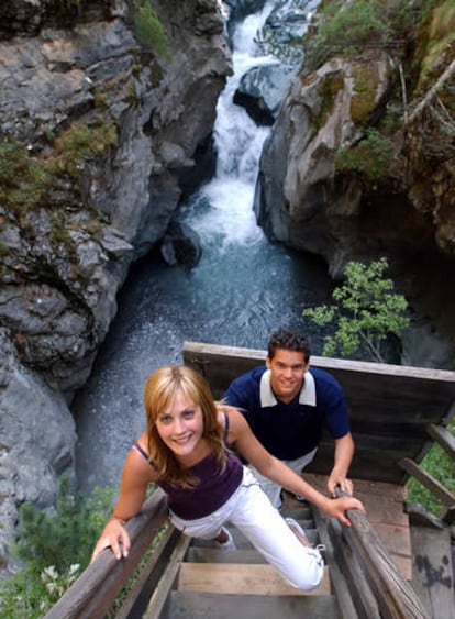 Paseo sobre la garganta del río Gorner, junto al pueblo de Zermatt