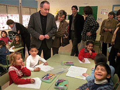 Un grupo de niños y niñas del colegio público Sant Cosme i Sant Damià ríen ante la inesperada visita.