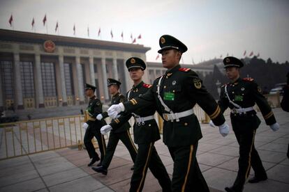 Policías paramilitares montan guardia en la plaza de Tiananmen antes del comienzo de la Asamblea Nacional Popular.