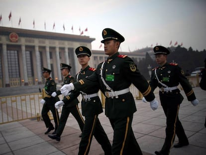 Policías paramilitares montan guardia en la plaza de Tiananmen antes del comienzo de la Asamblea Nacional Popular.