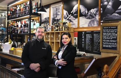 Sergio Bayón y Rebeca Hitos, delante de la barra de la Cervecería Mayser.