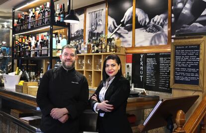 Sergio Bayón y Rebeca Hitos, delante de la barra de la Cervecería Mayser.