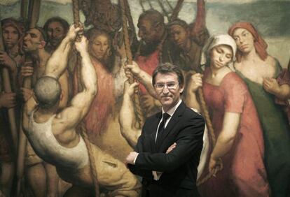 Alberto Núñez Feijóo, junto al cuadro 'A barca de Caronte' de Isaac Díaz Pardo. / ANXO IGLESIAS