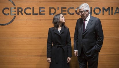 The leader for Ciudadanos in Catalonia Inés Arrimadas with the lawyer Juan José López Burniol on Tuesday.