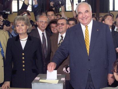 El ex canciller alemán, Helmut Kohl, junto a su esposa Hannelore en el momento de depositar su voto el 27 de septiembre de 1998 en Oggersheim (Alemania).