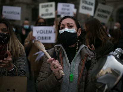 Protesta de trabajadores de centros comerciales, en la plaza de Sant Jaume de Barcelona.