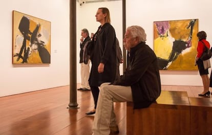 Laura García Lorca y, al fondo, el artista Frederic Amat en la exposición 'The presence of Black' en Granada.