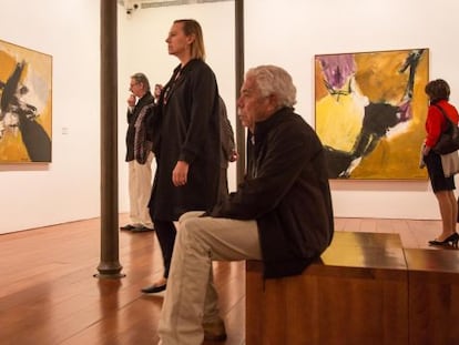 Laura García Lorca y, al fondo, el artista Frederic Amat en la exposición 'The presence of Black' en Granada.