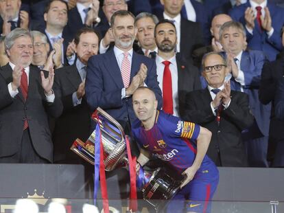 Iniesta levanta la Copa del Rey.