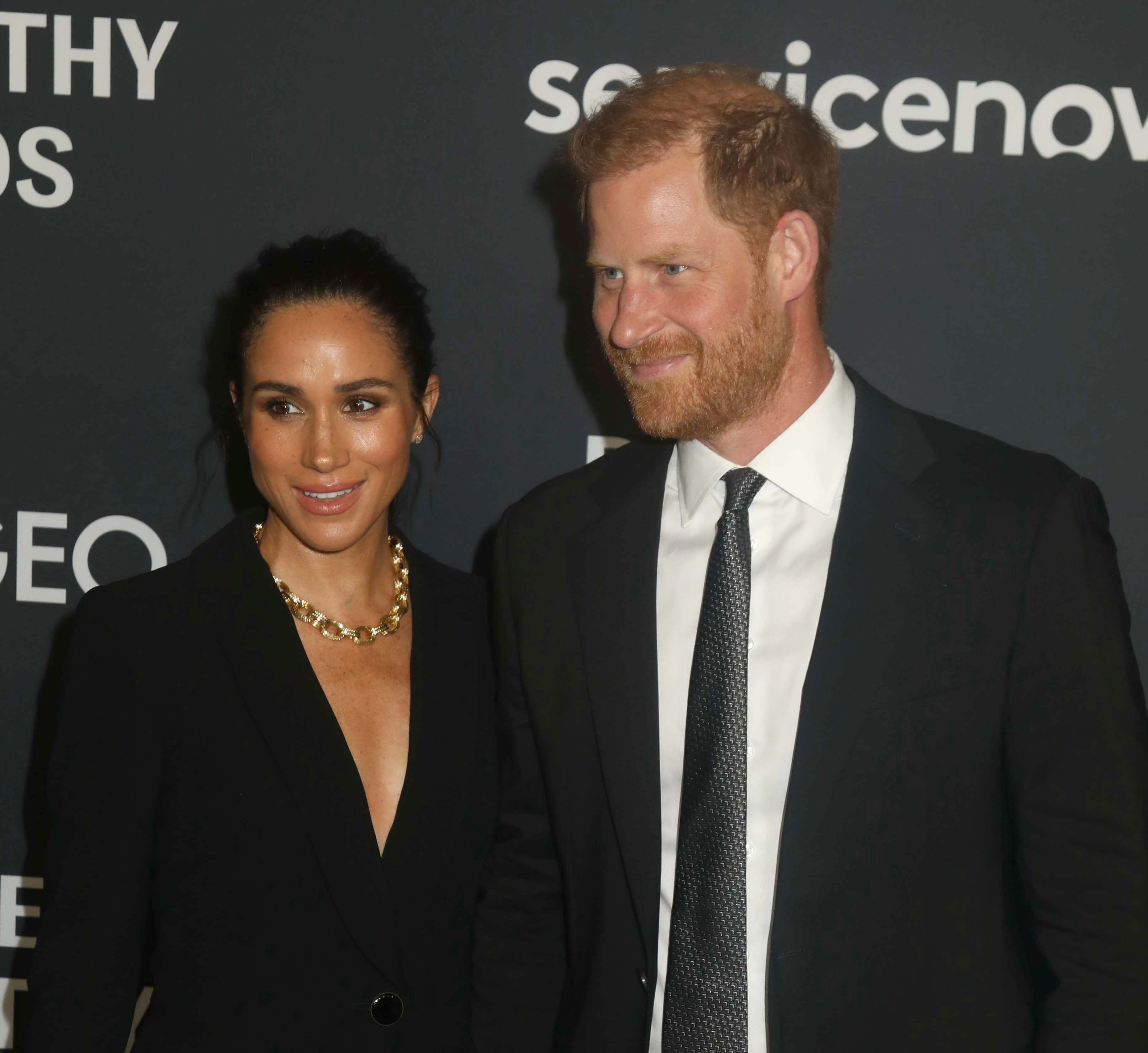 Enrique de Inglaterra y Meghan Markle cambian a sus hijos de colegio a los dos días preocupados por su seguridad