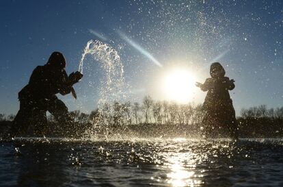 Dos niños afganos juegan en el río Hari Rud, en Herat (Afganistán).