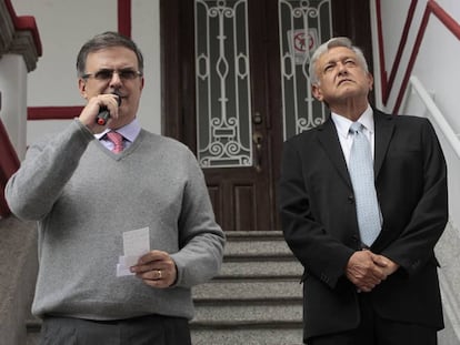 Marcelo Ebrard y Andrés Manuel López Obrador, en su casa de campaña.