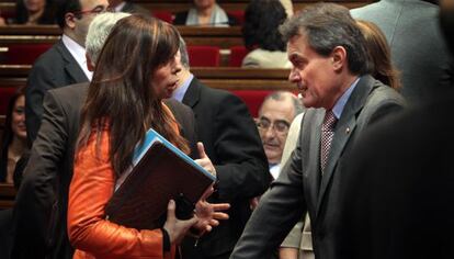 Sánchez Camacho conversa con Artur Mas durante una sesión en el Parlament.